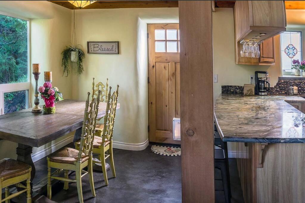 アシュランド European Style Straw Bale Retreatヴィラ エクステリア 写真